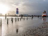 Land unter in Cuxhaven am Hafen mit Feuerschiff