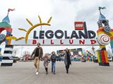 Eine Familie am Eingang von LEGOLAND® in Billund