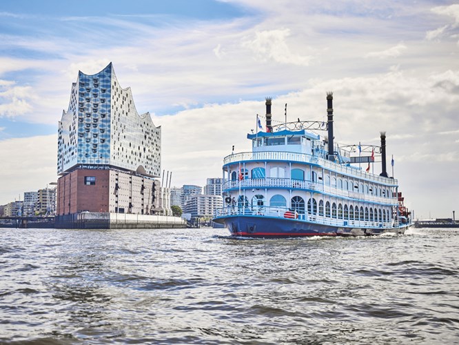 Das Schaufelradschiff LOUISIANA STAR vor der Elbphilharmonie